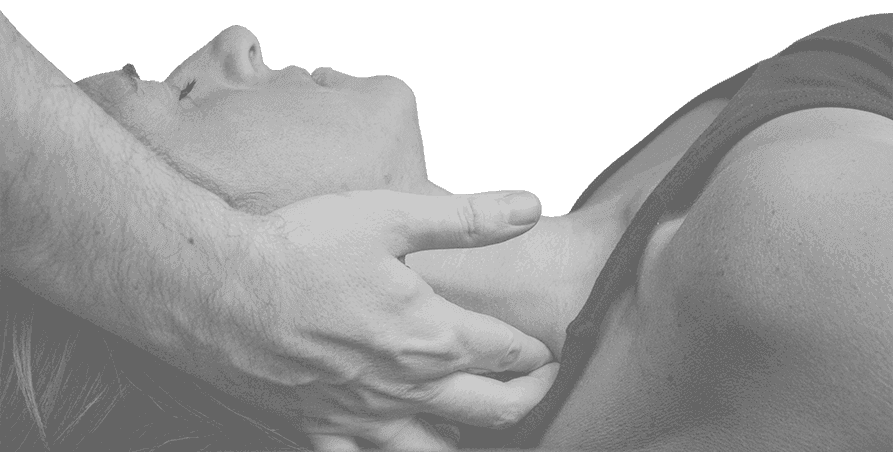Mão do Prof. Doutor Joe Rosario a aplicar uma técnica de terapia manual cervical